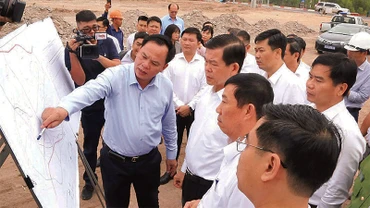 Bí thư Tỉnh ủy Nguyễn Hồng Lĩnh và Quyền Chủ tịch Ủy ban nhân dân tỉnh Đồng Nai Võ Tấn Đức (ngoài cùng bên trái) kiểm tra tiến độ một dự án trọng điểm trên địa bàn huyện Nhơn Trạch.
