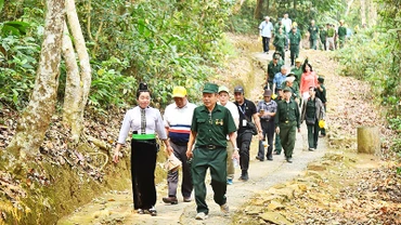 Du khách và cựu chiến binh tham quan di tích Sở Chỉ huy chiến dịch Điện Biên Phủ tại xã Mường Phăng, thành phố Điện Biên Phủ, tỉnh Điện Biên. (Ảnh: MỸ HÀ)