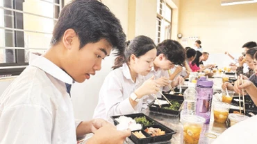 Các suất cơm miễn phí của tuổi trẻ huyện Ứng Hòa phục vụ các thí sinh.