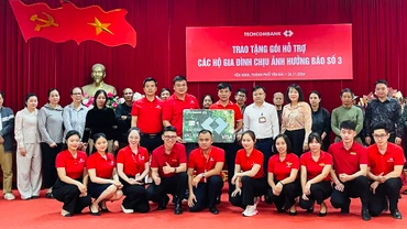 Trao hỗ trợ tiền cho 17 hộ dân phường Yên Ninh bị thiệt hại do bão Yagi. (Ảnh: THANH SƠN)