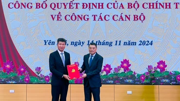 Đồng chí Trưởng Ban Tổ chức Trung ương trao quyết định chuẩn y Bí thư Tỉnh ủy Yên Bái. (Ảnh: THANH SƠN)