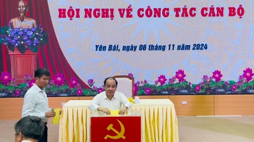 Các đại biểu bỏ phiếu bầu chức danh Bí thư Tỉnh ủy Yên Bái, nhiệm kỳ 2020-2025. (Ảnh: THANH SƠN)