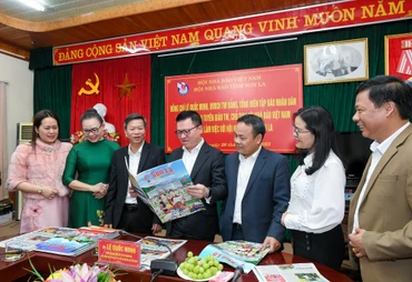 [Ảnh] Đoàn công tác Báo Nhân Dân làm việc với Tỉnh ủy Sơn La