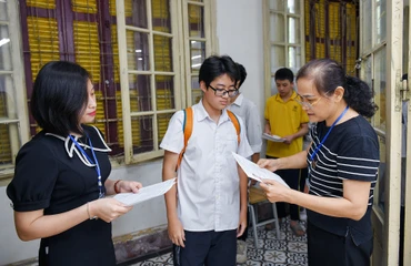 [Ảnh] Học sinh Hà Nội làm thủ tục dự thi tuyển sinh vào lớp 10