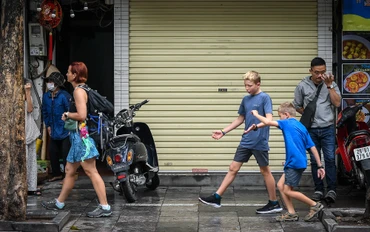 [Ảnh] Hà Nội ra sao sau hơn 1 tháng ra quân "giành lại vỉa hè" cho người đi bộ?