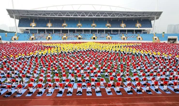 [Ảnh] 5.000 người đồng diễn yoga xếp hình lá cờ Tổ quốc, xác lập kỷ lục Việt Nam
