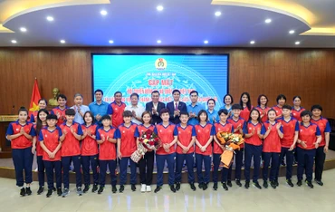 [Ảnh] Công đoàn Viên chức Việt Nam gặp mặt đội tuyển nữ Việt Nam và VĐV Nguyễn Thị Oanh