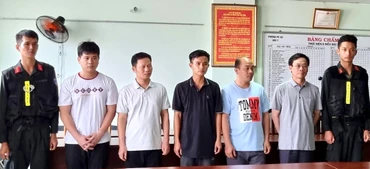 Bị can Trần Kỳ Hình (thứ hai từ phải qua) và các bị can bị khởi tố liên quan đến các sai phạm tại Cục Đăng kiểm Việt Nam. (Ảnh: CACC)
