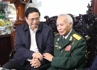 Thủ tướng Phạm Minh Chính cùng đoàn công tác đã đến thăm Đại tá, Anh hùng Lực lượng vũ trang nhân dân Đặng Phi Thưởng.