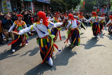 Điệu múa “con đĩ đánh bồng”.