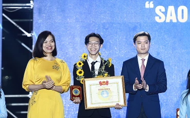 Bí thư Trung ương Đoàn, Chủ tịch Hội Sinh viên Việt Nam Nguyễn Minh Triết (bên phải) cùng đại diện các đơn vị liên quan trao Giải thưởng “Sao tháng Giêng” năm 2022 tặng sinh viên tiêu biểu.