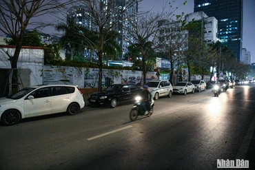 [Ảnh] Xếp hàng xuyên đêm chờ đăng kiểm ô-tô