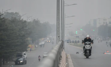 [Ảnh] Thành phố Hà Nội mù sương do ô nhiễm không khí ngày cuối năm