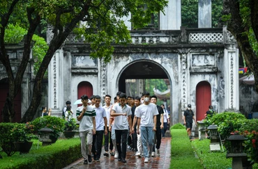 [Ảnh] Sĩ tử đến Văn Miếu cầu may trước kỳ thi tốt nghiệp THPT