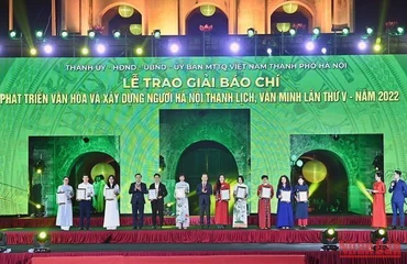 Ban tổ chức trao giải C cho các tác giả, nhóm tác giả đoạt giải. (Ảnh DUY LINH)