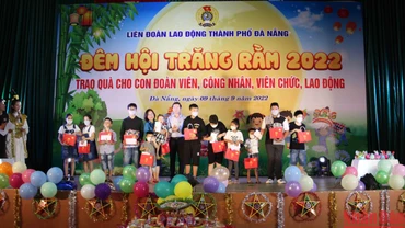 Trao quà cho các cháu thiếu nhi