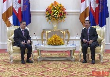 Đồng chí Lê Hoài Trung chào xã giao Chủ tịch CPP, Thủ tướng Campuchia Samdech Techo Hun Sen.