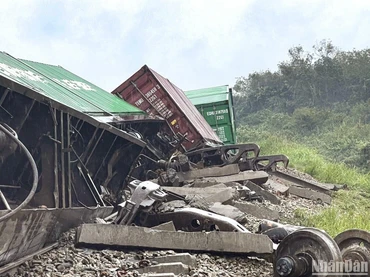 Nhiều toa tàu đã bị lật sau vụ nổ. (Ảnh: Khaosod)