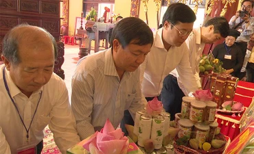 Ủy viên Trung ương Đảng, Bí thư Tỉnh ủy Đồng Tháp Lê Quốc Phong và các đồng chí lãnh đạo tỉnh dâng lễ vật viếng Thiên hộ Dương, Đốc binh Kiều. (Ảnh: HỮU NGHĨA)