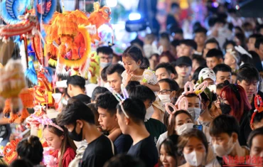 [Ảnh] Phố Hàng Mã đông nghịt người đón Trung thu