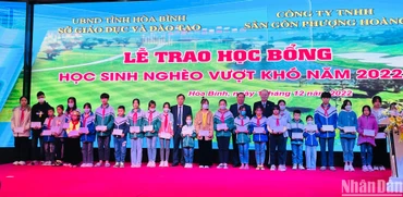 Trao học bổng cho các học sinh nghèo vượt khó.