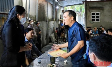 Trao hỗ trợ tới đại diện gia đình có ba người thân mất trong vụ cháy.