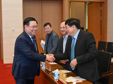 Chủ tịch Quốc hội Vương Đình Huệ với các đại biểu dự buổi lễ. 