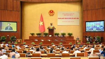 Phiên chất vấn và trả lời chất vấn được tổ chức tại phòng họp Diên Hồng - Nhà Quốc hội và kết nối trực tuyến với 62 Đoàn đại biểu Quốc hội tại các tỉnh, thành phố.