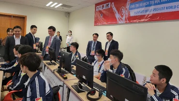 Đại diện Ban Tổ chức và các đơn vị liên quan kiểm tra công tác chuẩn bị trước giờ khởi tranh Vòng loại quốc gia Cuộc thi. 