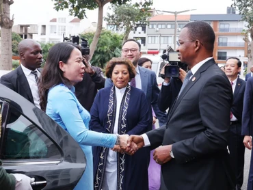 Tổng Thư ký Đảng FRELIMO Roque Silva đón Phó Chủ tịch nước Võ Thị Ánh Xuân.
