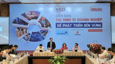 Quang cảnh Diễn đàn “Tái định vị doanh nghiệp để phát triển bền vững”.
