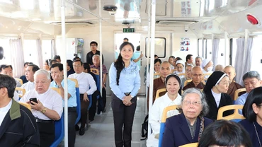 Các đại biểu tham quan tuyến buýt sông trên sông Sài gòn.