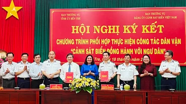 Lãnh đạo Cảnh sát biển Việt Nam và tỉnh Bến Tre ký kết chương trình hợp tác “Cảnh sát biển đồng hành cùng ngư dân”.