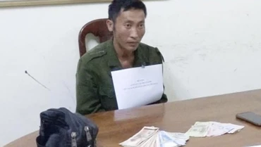 Đối tượng Giàng Dúa Lậu cùng tang vật khi bị bắt giữ.