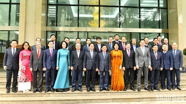 Đồng chí Trần Cẩm Tú, Ủy viên Bộ Chính trị, Bí Thư Trung ương Đảng, Chủ nhiệm Ủy ban Kiểm tra Trung ương với các Trưởng Cơ quan đại diện Việt Nam ở nước ngoài tại buổi gặp mặt. (Ảnh: Đăng Khoa)