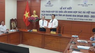 Quang cảnh lễ ký kết.