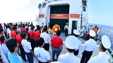 [Ảnh] Xúc động lễ tưởng niệm 64 liệt sĩ hy sinh vì sự nghiệp bảo vệ chủ quyền biển đảo