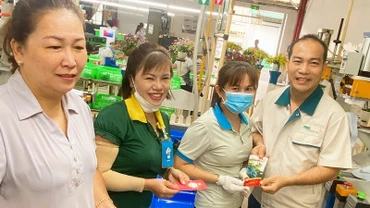 Công đoàn Công ty Cổ phần Taekwang Vina lì xì cho người lao động trong ngày làm việc đầu tiên sau đợt nghỉ Tết.
