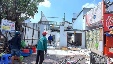 Căn nhà của ông Nguyện (bên trái) cạnh nhà ông Cột không có quyết định cưỡng chế nhưng bị cưỡng chế “nhầm”. 