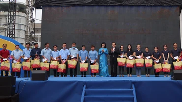 Tặng quà Tết cho công nhân, người lao động có hoàn cảnh khó khăn.