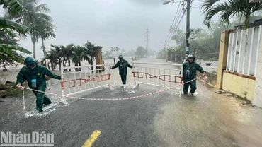 Thực hiện giăng dây cảnh báo, chốt chặn tại xã Hòa Phong.