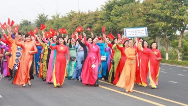 Phó Chủ tịch Ủy ban nhân dân tỉnh Vĩnh Long Nguyễn Thị Quyên Thanh cùng đoàn phụ nữ tỉnh diễu hành trên đường Võ Văn Kiệt, phường 9, thành phố Vĩnh Long. 