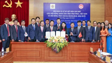 Lãnh đạo Hội đồng nhân dân tỉnh Vĩnh Phúc và Hội đồng tỉnh Chungcheongbuk ký Bản ghi nhớ về hợp tác hữu nghị.