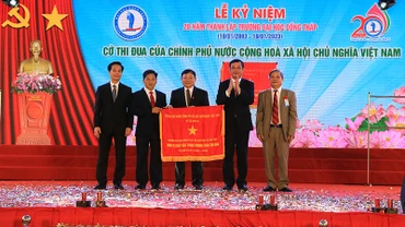 Trường đại học Đồng Tháp đón nhận Cờ thi đua của Thủ tướng Chính phủ.