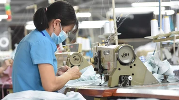 Công nhân trở lại làm việc sau đợt nghỉ Tết tại một doanh nghiệp ở khu công nghiệp Sông Mây, tỉnh Đồng Nai.