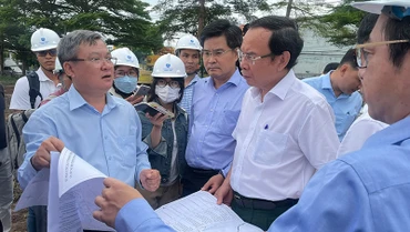 Đồng chí Nguyễn Văn Nên kiểm tra công trình thi công, yêu cầu việc thi công và di dời hạ tầng phải hạn chế ảnh hưởng đến cuộc sống người dân.