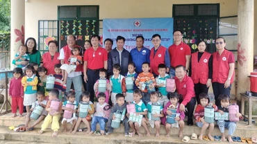 Hoạt động trao tặng sữa sẽ góp phần cải thiện dinh dưỡng cho trẻ em nghèo miền núi.