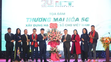 Đồng chí Lê Quốc Minh thay mặt Hội Nhà báo Việt Nam tặng hoa chúc mừng Câu lạc bộ Nhà báo công nghệ thông tin Việt Nam.