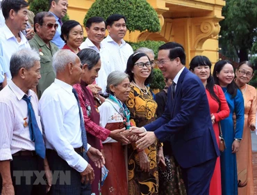 Chủ tịch nước Võ Văn Thưởng với đoàn đại biểu người có công với cách mạng của tỉnh Trà Vinh. (Ảnh: An Đăng/TTXVN)