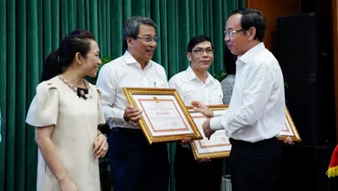 Bí thư Thành ủy Thành phố Hồ Chí Minh Nguyễn Văn Nên trao Bằng khen cho các đơn vị đạt thành tích xuất sắc trong công tác chăm lo Tết.